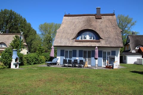 Ferienhaus mit Garten, Sauna, Kamin und Whirlpool House in Glowe