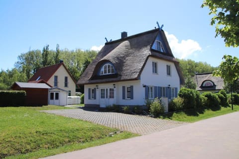 Ferienhaus mit Garten, Sauna, Kamin und Whirlpool House in Glowe