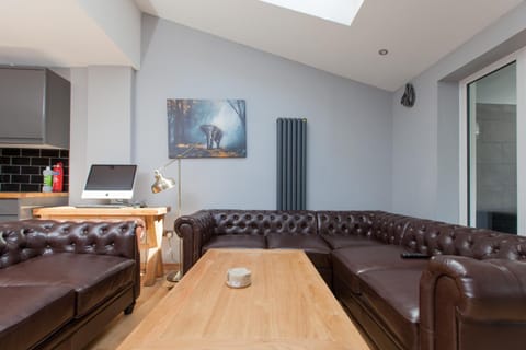 Luxe Arthurs Seat View Townhouse with Hot Tub Apartment in Edinburgh