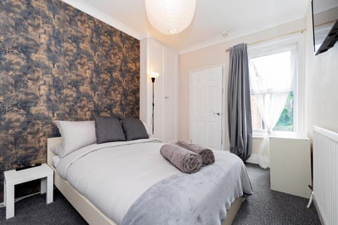 Shirley House 5, Guest House, Self Catering, Self Check in with smart locks, use of Fully Equipped Kitchen, close to City Centre, Ideal for Longer Stays and Fawley contractors Bed and Breakfast in Southampton