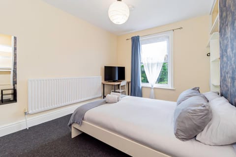 Shirley House 5, Guest House, Self Catering, Self Check in with smart locks, use of Fully Equipped Kitchen, close to City Centre, Ideal for Longer Stays and Fawley contractors Bed and Breakfast in Southampton