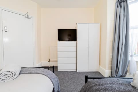 Shirley House 5, Guest House, Self Catering, Self Check in with smart locks, use of Fully Equipped Kitchen, close to City Centre, Ideal for Longer Stays and Fawley contractors Bed and Breakfast in Southampton