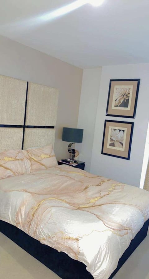 Bed, Photo of the whole room, Decorative detail, Bedroom