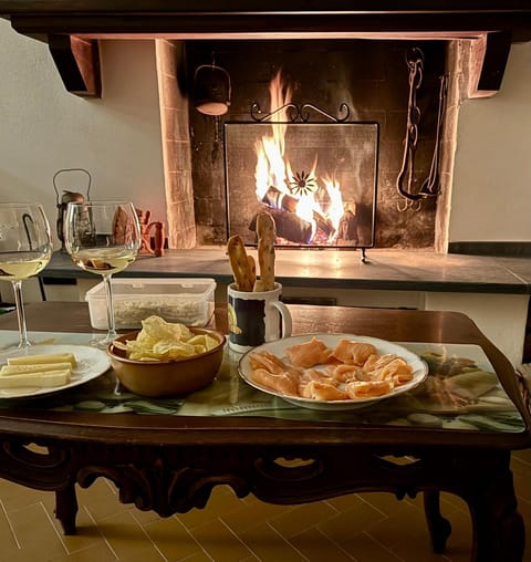 Dining area, fireplace