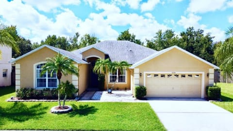 Privacy 4 Bed 3 Bath Pool Home with Spa home House in Poinciana