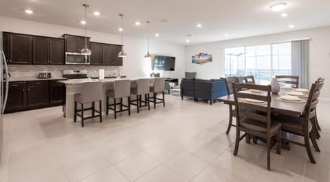 Kitchen or kitchenette, Dining area