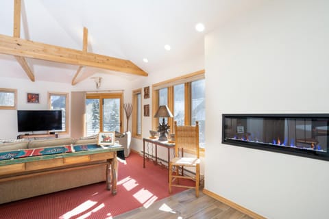 Amazing View 2 Bed-2 Bath plus Loft Condo at Lulu City House in Telluride