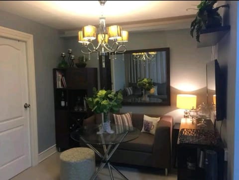 Elegant 2BR Hampton Suites with Pool & WiFi Condo in Bacoor