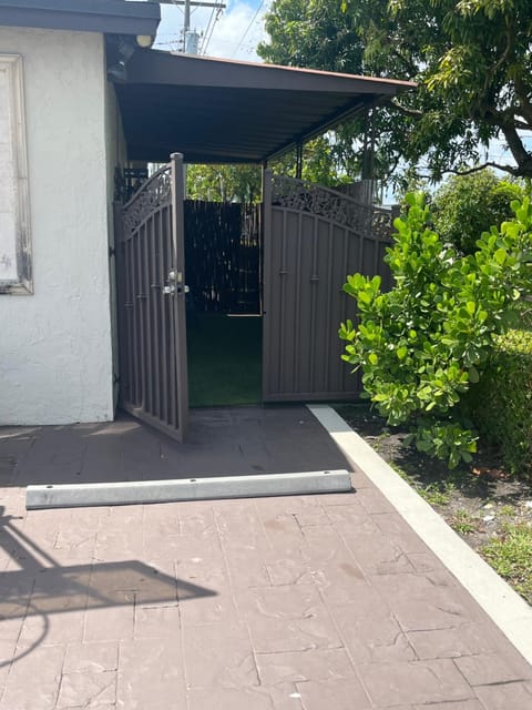 cozy studio apartment with private entrance and patio Bed and Breakfast in Miami Springs