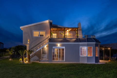 Property building, Night, Garden, Hot Tub, Beach, Beach, Shopping Area, Parking, kitchen