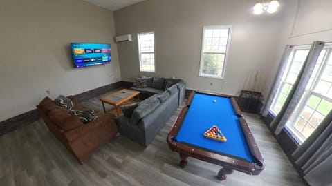 Communal lounge/ TV room, Billiard, Billiard, Game Room, TV and multimedia, Living room, Seating area, Evening entertainment