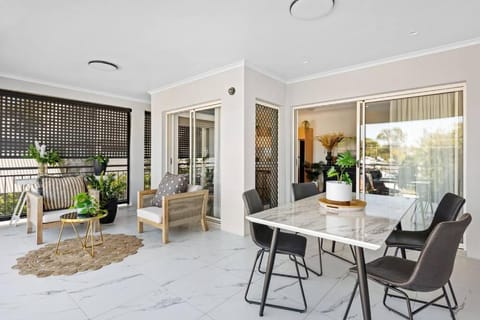 The Summer Home! 2Bed/2Bath/1Car/Balcony ~ Bulimba Appartement in Bulimba
