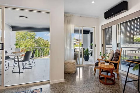 The Summer Home! 2Bed/2Bath/1Car/Balcony ~ Bulimba Appartement in Bulimba