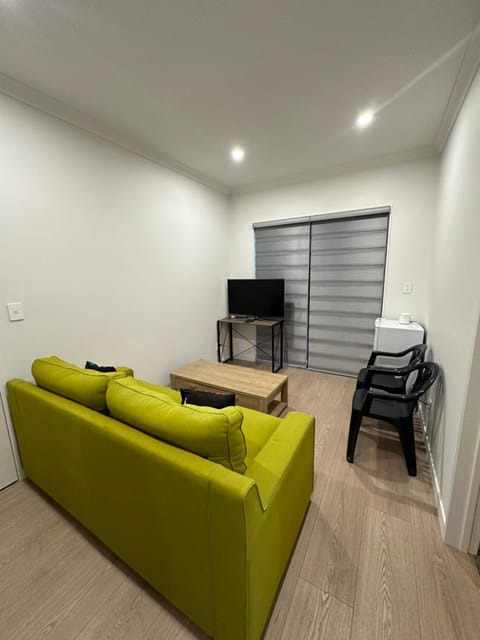 2 Bedrooms in Flat Bush House in Auckland
