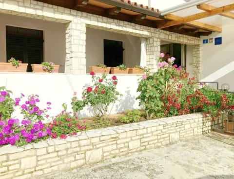 Schönes Ferienhaus in Zambratija mit Terrasse und Nah am Strand House in Istria County