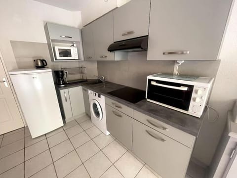 Kitchen or kitchenette, oven, stove, washing machine