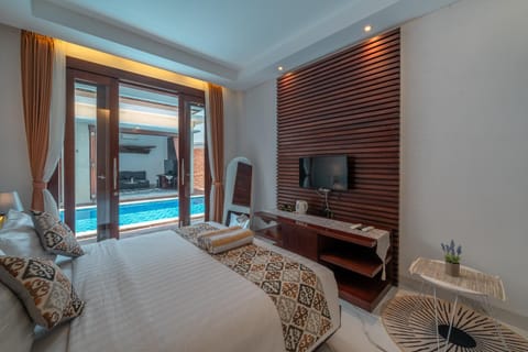 Bed, TV and multimedia, Photo of the whole room, Bedroom, Pool view, Swimming pool