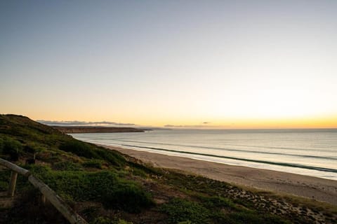 Ocean View Oasis, Sunset Deck, 400m to the Beach House in Adelaide