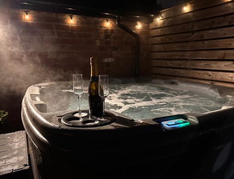 Hot Tub, Hot Tub, Decorative detail, Alcoholic drinks