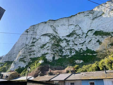 Studio next to port, cliffs, with parking Apartamento in Dover