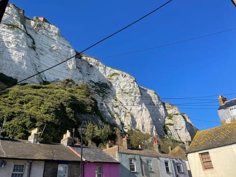 Studio next to port, cliffs, with parking Apartamento in Dover