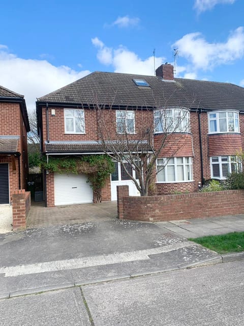 Spacious Five-Bedroom House Close to York Centre - Orchid House House in York