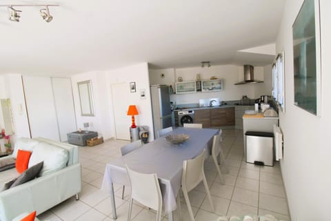 Kitchen or kitchenette, Dining area, dishwasher, minibar, pet friendly