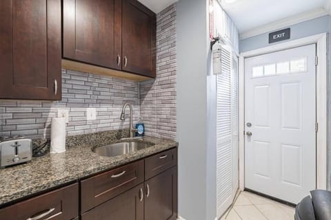 Cozy Updated 2BR Apartment in DC Condo in District of Columbia