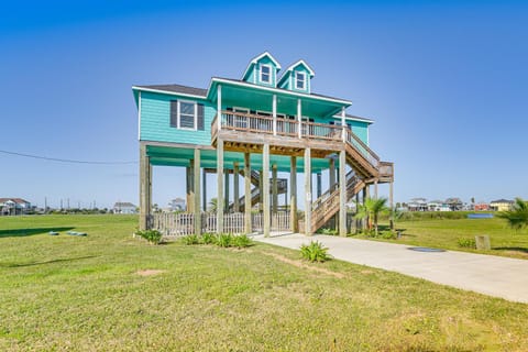 Galveston Home with Covered Patio Walk to Beach! House in Hitchcock