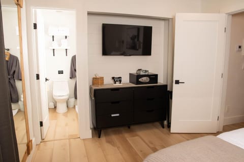 Toilet, Bathroom, TV and multimedia, Bedroom, Entertainment, internet, safe, storage