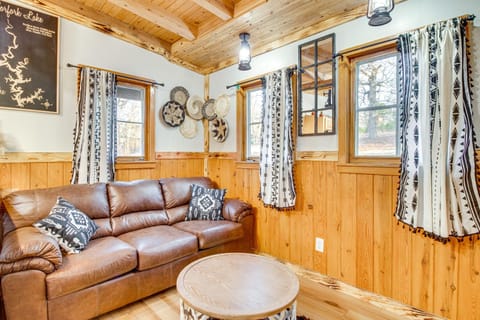 Serene and Cozy Studio Cabin Walk to Norfork Lake! Apartment in Norfork Lake