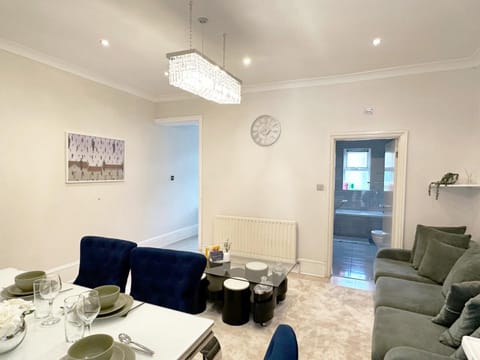 Enchanting 3Bed, 2 Reception Apartment w/ Private Garden & Parking in Ilford Condo in Barking