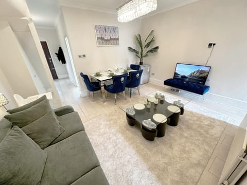 Enchanting 3Bed, 2 Reception Apartment w/ Private Garden & Parking in Ilford Copropriété in Barking