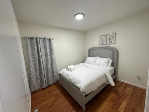 Deluxe 3 Bedroom EWR airport home House in Elizabeth