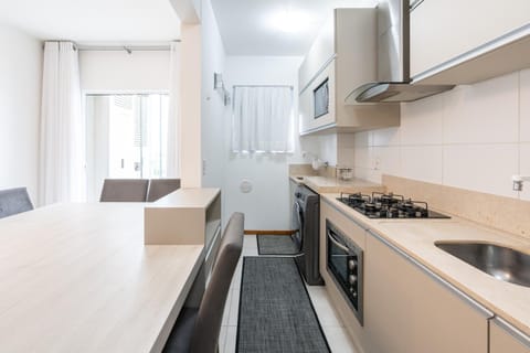 Kitchen or kitchenette, Dining area, minibar, pet friendly