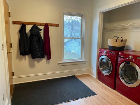 Charming & Newly Renovated 2BR in St Albans Condo in Saint Albans City