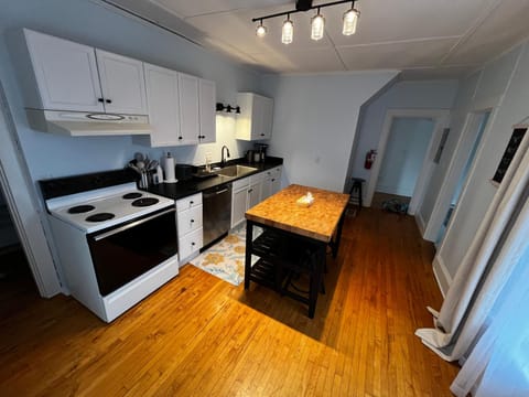 Charming & Newly Renovated 2BR in St Albans Apartment in Saint Albans City
