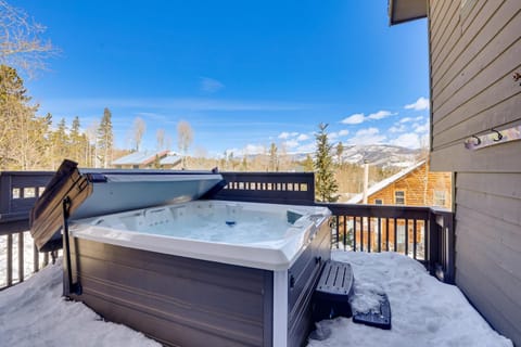 Peaceful Silverthorne Retreat with Hot Tub and Balcony House in Wildernest