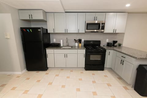 Mins from NYC Bright & Spacious 4-Bed Unit Condo in Jersey City