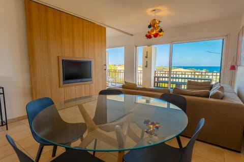 TV and multimedia, Balcony/Terrace, Living room, Dining area, Sea view, air conditioner