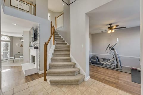 Luxury 5 BR Jacuzzi Gym Near Lake for large Fam Casa in Rowlett