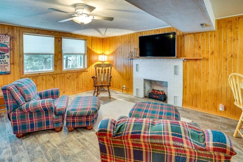 Waterfront Crofton Cabin - Boat Dock and Fire Pit! House in Lewis and Clark Lake