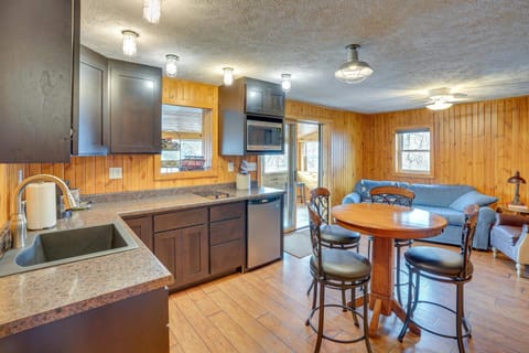 Waterfront Crofton Cabin - Boat Dock and Fire Pit! Haus in Lewis and Clark Lake