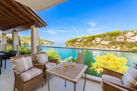 VILLA CLEMENTINE - luxurious 5-BR villa on the island of BRAČ - wonderful location right next to the beach - divine view of the sea bay - VIP services - BURALUX properties Villa in Split-Dalmatia County