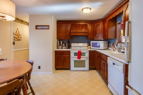 Waterfront Cottage - Dock and Chautauqua Lake Access House in Lake Erie