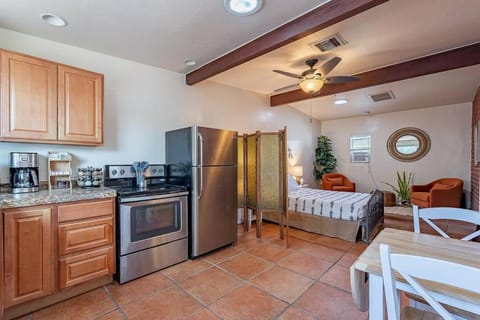 Historic Tucson Studio with 1BA Near UA and UMC - Low Summer Rates! Apartment in Tucson