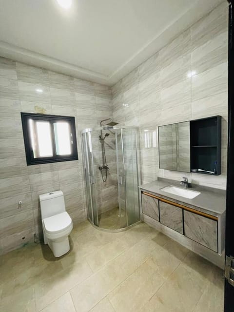 Shower, Toilet