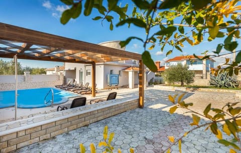 Swimming pool, Location, children, Family