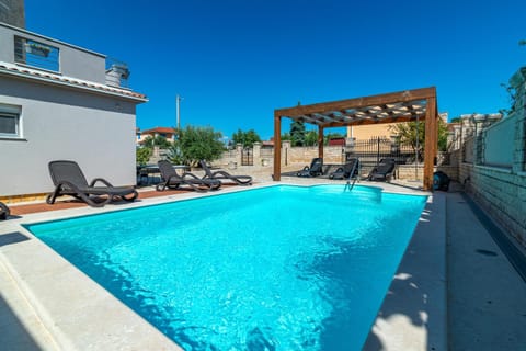 Swimming pool, Location, children, Family