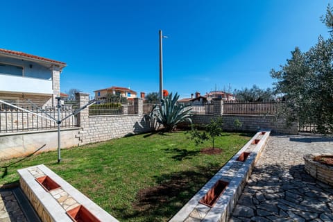 Family friendly house with a swimming pool Gajana, Fazana - 22578 House in Peroj